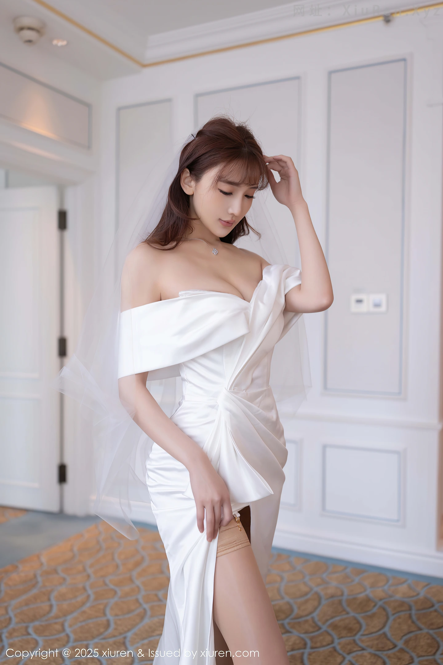 图片[2]-[XiuRen秀人网]VOL.10535 模特陆萱萱性感白色蕾丝情趣婚纱配肉丝吊袜秀柔美身姿诱惑写真80P-秀人网官方网站